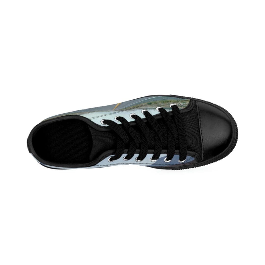 Single sneaker profile with black toe and print